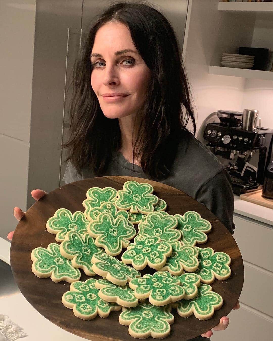 E! Onlineさんのインスタグラム写真 - (E! OnlineInstagram)「That's Mrs. C̶a̶n̶d̶y̶ Cookie Lady to you. (📷: @courteneycoxofficial)」3月19日 23時46分 - enews