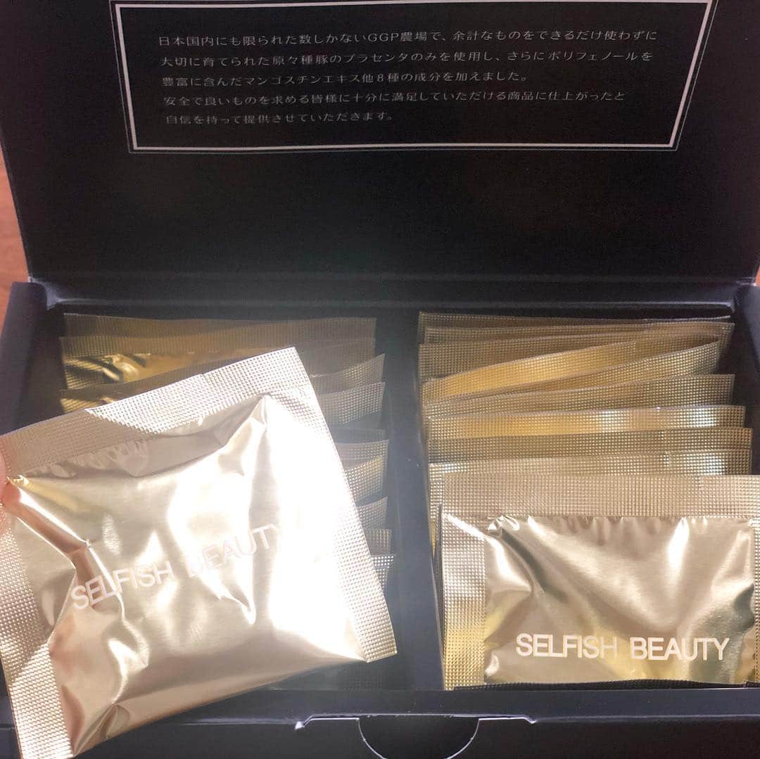 菅野広恵さんのインスタグラム写真 - (菅野広恵Instagram)「＊＊＊ 最近飲んでいるプラセンタのサプリ「SELFISH BEAUTY」 年齢的にもそろそろ肌の事や体のことを考えないとと思い飲み続けてまだ一週間ですが、最初に効果が現れたのは体‼︎ 14キロ近くある息子をいつも抱っこして肩もパンパンで、マッサージに行かないと息苦しくなる体でしたが💦 肩こりがかなり減り、朝の目覚めもよくなり体の疲れが減りました！ プラセンタには、美容作用はもちろんですが、血行促進や代謝アップしてくれる作用もあるからだと思いますが、こんな早く効果が現れるのは驚き^_^💓ファンデノリもよくて、ママにはめちゃ助かる🤣❤️ 美容に対しても中々時間をかけられないので、毎晩飲むだけで肌のハリ・キメ・美肌アップも期待できるので、これからさらに楽しみです^_^✨ ・ 2枚目の写真のように、丁寧に飲む分だけ分けてもらえてるのも、嬉しい！旅行先にも持ちやすいしすごく親切だなと思いました^_^ ・ @sekkado_official  #プラセンタ #美容 #美容好き #美容好きな人と繋がりたい  #綺麗になりたい #キレイになりたい #美肌 #美肌ケア #美白 #美白ケア #アンチエイジング  #美容サプリ #美容液 #エイジングケア #美容ライター #美肌作り  #関西ママ #男の子ママ #1歳4ヶ月  #赤ちゃんとの生活 #子育て中 #大阪ライフ #ママの味方 #ママコーデ #プチプラファッション」3月19日 23時48分 - hiroesugano