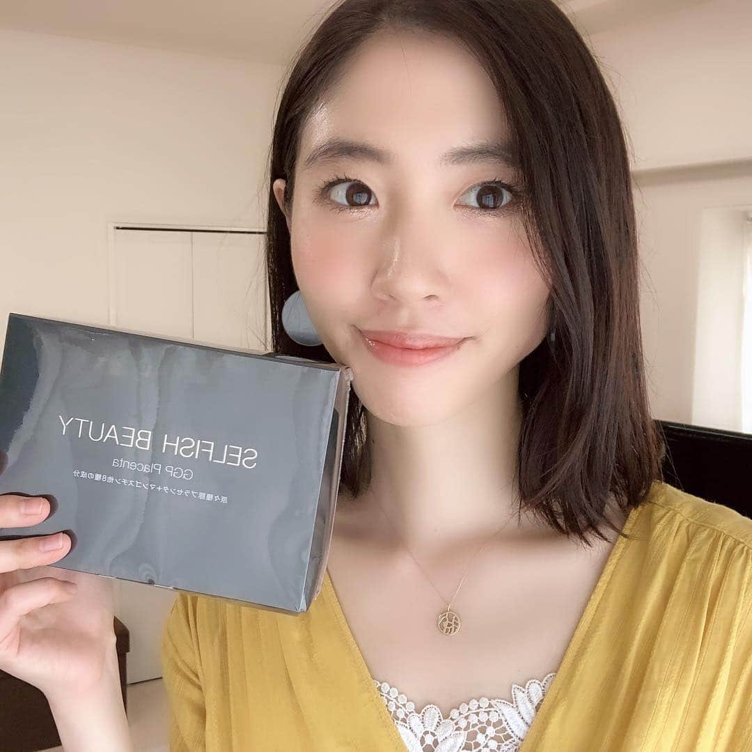 菅野広恵さんのインスタグラム写真 - (菅野広恵Instagram)「＊＊＊ 最近飲んでいるプラセンタのサプリ「SELFISH BEAUTY」 年齢的にもそろそろ肌の事や体のことを考えないとと思い飲み続けてまだ一週間ですが、最初に効果が現れたのは体‼︎ 14キロ近くある息子をいつも抱っこして肩もパンパンで、マッサージに行かないと息苦しくなる体でしたが💦 肩こりがかなり減り、朝の目覚めもよくなり体の疲れが減りました！ プラセンタには、美容作用はもちろんですが、血行促進や代謝アップしてくれる作用もあるからだと思いますが、こんな早く効果が現れるのは驚き^_^💓ファンデノリもよくて、ママにはめちゃ助かる🤣❤️ 美容に対しても中々時間をかけられないので、毎晩飲むだけで肌のハリ・キメ・美肌アップも期待できるので、これからさらに楽しみです^_^✨ ・ 2枚目の写真のように、丁寧に飲む分だけ分けてもらえてるのも、嬉しい！旅行先にも持ちやすいしすごく親切だなと思いました^_^ ・ @sekkado_official  #プラセンタ #美容 #美容好き #美容好きな人と繋がりたい  #綺麗になりたい #キレイになりたい #美肌 #美肌ケア #美白 #美白ケア #アンチエイジング  #美容サプリ #美容液 #エイジングケア #美容ライター #美肌作り  #関西ママ #男の子ママ #1歳4ヶ月  #赤ちゃんとの生活 #子育て中 #大阪ライフ #ママの味方 #ママコーデ #プチプラファッション」3月19日 23時48分 - hiroesugano