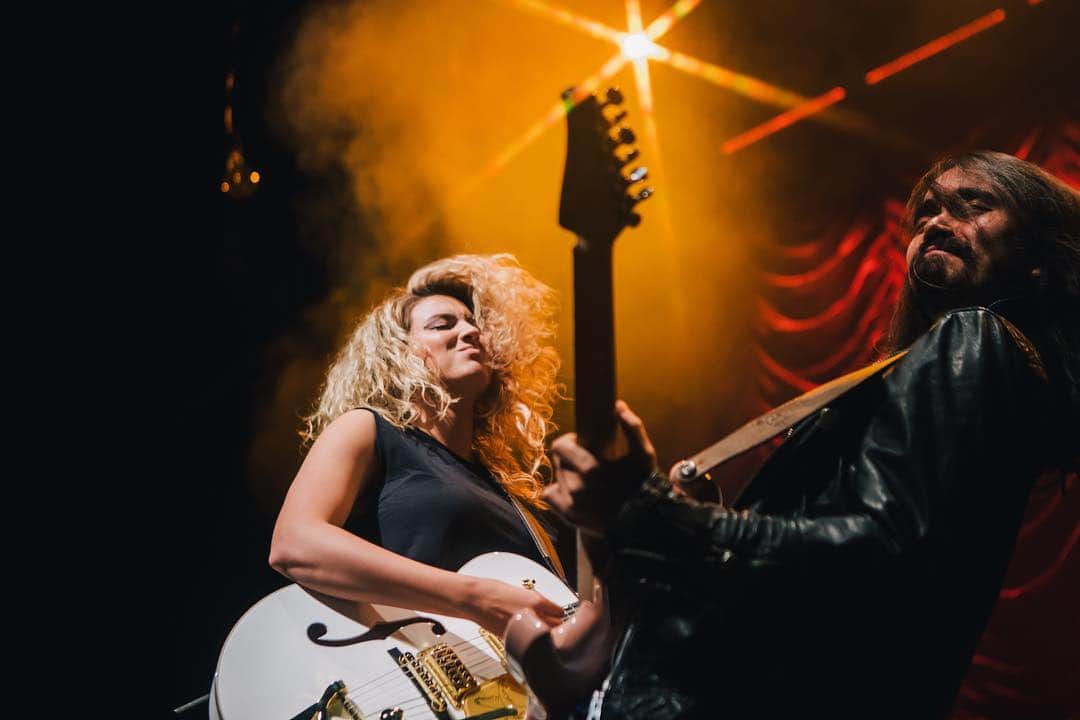 トーライ・ケリーのインスタグラム：「in my mind i’m shredding like @mateusasato 🎸 (see you tonight, denver!!) #AcousticSessions」