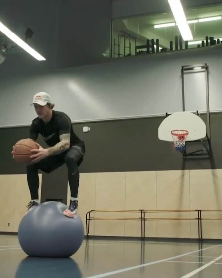 のインスタグラム：「The trick shot of all trick shots. 🏃🏻‍♂️: @sebtoots 🎥: @mmxmessier Check out @sebtoots vlog - link in his bio‼️ @redbullcanada #trickshot #skills #basketball #montreal #quebec #redbull #givesyouwings #balance #snowboarding」