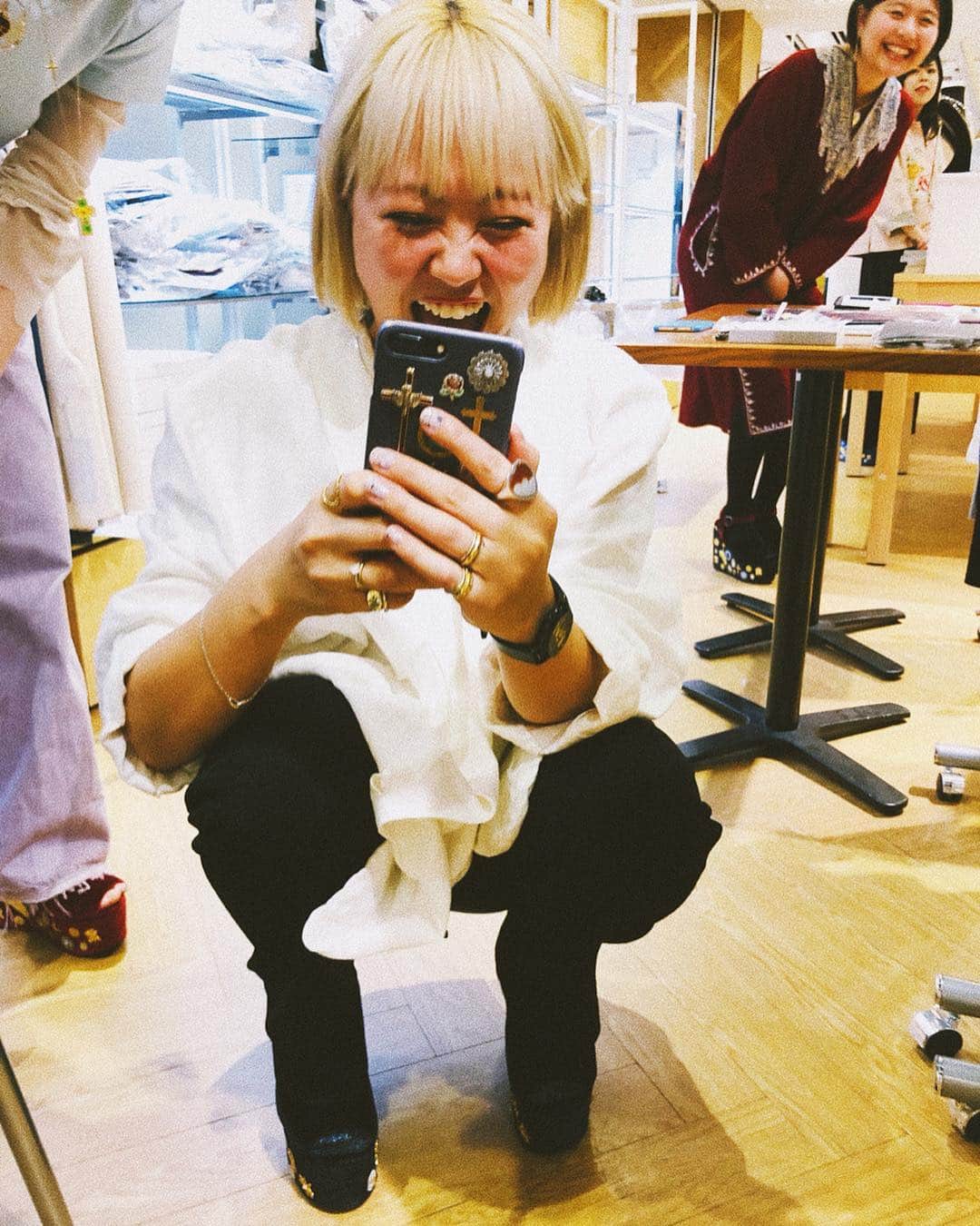 スザンヌさんのインスタグラム写真 - (スザンヌInstagram)「いけたいけたいけたーっ💫﻿ ﻿ 毎日なにかしら身につけてて﻿ iPhonecaseも毎日一緒の﻿ #nananbijouxxx ﻿ @nana_uchida ﻿ ﻿ 大好きがいーっぱい❤︎﻿ ﻿ オーダーしてた夕陽リング💍と﻿ シンプルリングのシルバーとゴールド。（2枚目つけてきたピアスもnananbijouxxx ）﻿ ﻿ そしてね、﻿ @tuesmontresor_official のコラボバックも靴もげろかわ🤤❤で﻿﻿ 斜めがけの🧚‍♂️﻿をゲット🙆‍♀️﻿ ﻿ ずっとお会いしたかった﻿ @aimisahara さんにも﻿﻿ 会えて幸せすぎた😊﻿﻿ ちょっと眠たくて不機嫌くんな息子だったのに、﻿﻿ ずっと遊んでくれて、ほんと優しかったなぁ！﻿﻿ ﻿﻿ 息子も最後は名残惜しそうにバイバイしてたな😂﻿﻿ ありがとうございました🙏﻿ ﻿ ﻿金髪リンクが最高な笑顔の2人と優しいスタッフさんたち、熊本でサプライズ的に出逢えた友達に癒されて﻿ 久しぶりの買い物欲が爆発🤯❤️ ﻿ 毎日つけよっ。﻿ ﻿﻿ 1時間弱で﻿ 5時間ぶんくらい一気に話しまくって酸欠寸前😂﻿ ﻿﻿ #nananbijouxxx の﻿ Pop up shop Kumamoto﻿﻿ @tsutaya.sannenzaka ﻿﻿ 蔦屋書店熊本三年坂 1F﻿﻿ 3/25まで(最終日は17:00Close)﻿﻿ 10:00〜20:00﻿だよ😍←いや誰？﻿」3月19日 23時50分 - suzanneeee1028