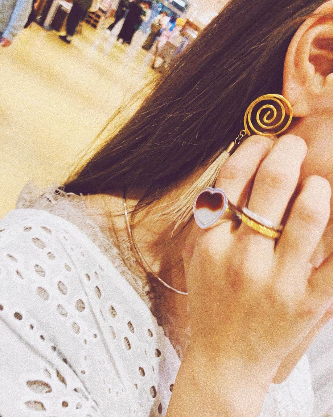 スザンヌさんのインスタグラム写真 - (スザンヌInstagram)「いけたいけたいけたーっ💫﻿ ﻿ 毎日なにかしら身につけてて﻿ iPhonecaseも毎日一緒の﻿ #nananbijouxxx ﻿ @nana_uchida ﻿ ﻿ 大好きがいーっぱい❤︎﻿ ﻿ オーダーしてた夕陽リング💍と﻿ シンプルリングのシルバーとゴールド。（2枚目つけてきたピアスもnananbijouxxx ）﻿ ﻿ そしてね、﻿ @tuesmontresor_official のコラボバックも靴もげろかわ🤤❤で﻿﻿ 斜めがけの🧚‍♂️﻿をゲット🙆‍♀️﻿ ﻿ ずっとお会いしたかった﻿ @aimisahara さんにも﻿﻿ 会えて幸せすぎた😊﻿﻿ ちょっと眠たくて不機嫌くんな息子だったのに、﻿﻿ ずっと遊んでくれて、ほんと優しかったなぁ！﻿﻿ ﻿﻿ 息子も最後は名残惜しそうにバイバイしてたな😂﻿﻿ ありがとうございました🙏﻿ ﻿ ﻿金髪リンクが最高な笑顔の2人と優しいスタッフさんたち、熊本でサプライズ的に出逢えた友達に癒されて﻿ 久しぶりの買い物欲が爆発🤯❤️ ﻿ 毎日つけよっ。﻿ ﻿﻿ 1時間弱で﻿ 5時間ぶんくらい一気に話しまくって酸欠寸前😂﻿ ﻿﻿ #nananbijouxxx の﻿ Pop up shop Kumamoto﻿﻿ @tsutaya.sannenzaka ﻿﻿ 蔦屋書店熊本三年坂 1F﻿﻿ 3/25まで(最終日は17:00Close)﻿﻿ 10:00〜20:00﻿だよ😍←いや誰？﻿」3月19日 23時50分 - suzanneeee1028