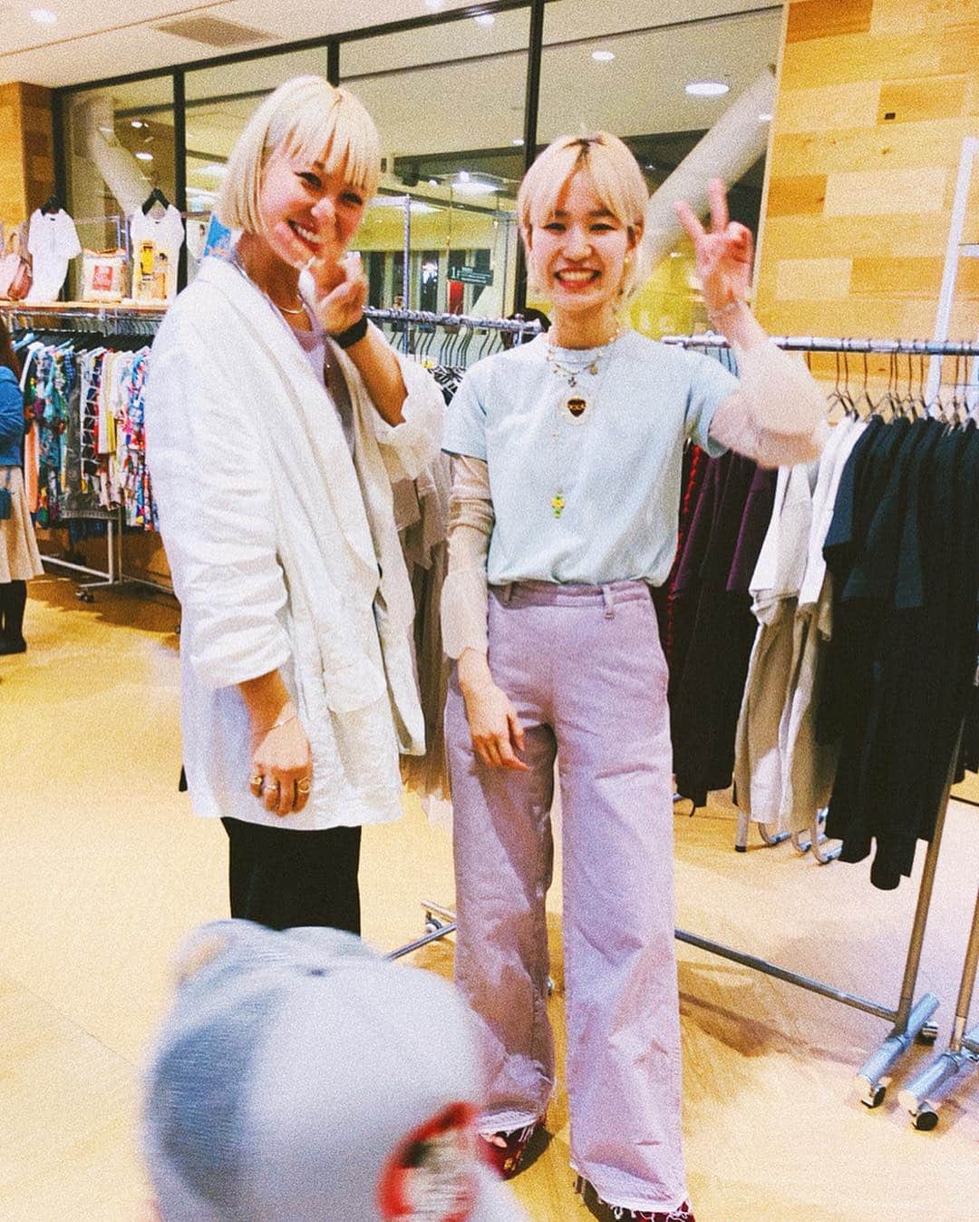 スザンヌさんのインスタグラム写真 - (スザンヌInstagram)「いけたいけたいけたーっ💫﻿ ﻿ 毎日なにかしら身につけてて﻿ iPhonecaseも毎日一緒の﻿ #nananbijouxxx ﻿ @nana_uchida ﻿ ﻿ 大好きがいーっぱい❤︎﻿ ﻿ オーダーしてた夕陽リング💍と﻿ シンプルリングのシルバーとゴールド。（2枚目つけてきたピアスもnananbijouxxx ）﻿ ﻿ そしてね、﻿ @tuesmontresor_official のコラボバックも靴もげろかわ🤤❤で﻿﻿ 斜めがけの🧚‍♂️﻿をゲット🙆‍♀️﻿ ﻿ ずっとお会いしたかった﻿ @aimisahara さんにも﻿﻿ 会えて幸せすぎた😊﻿﻿ ちょっと眠たくて不機嫌くんな息子だったのに、﻿﻿ ずっと遊んでくれて、ほんと優しかったなぁ！﻿﻿ ﻿﻿ 息子も最後は名残惜しそうにバイバイしてたな😂﻿﻿ ありがとうございました🙏﻿ ﻿ ﻿金髪リンクが最高な笑顔の2人と優しいスタッフさんたち、熊本でサプライズ的に出逢えた友達に癒されて﻿ 久しぶりの買い物欲が爆発🤯❤️ ﻿ 毎日つけよっ。﻿ ﻿﻿ 1時間弱で﻿ 5時間ぶんくらい一気に話しまくって酸欠寸前😂﻿ ﻿﻿ #nananbijouxxx の﻿ Pop up shop Kumamoto﻿﻿ @tsutaya.sannenzaka ﻿﻿ 蔦屋書店熊本三年坂 1F﻿﻿ 3/25まで(最終日は17:00Close)﻿﻿ 10:00〜20:00﻿だよ😍←いや誰？﻿」3月19日 23時50分 - suzanneeee1028