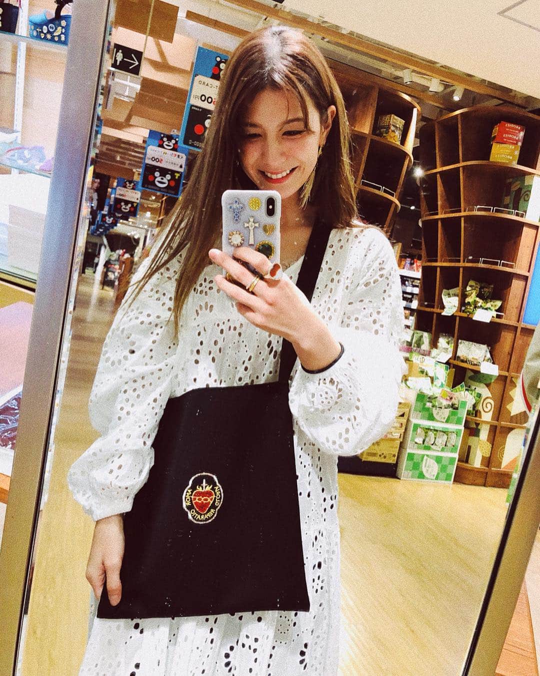 スザンヌさんのインスタグラム写真 - (スザンヌInstagram)「いけたいけたいけたーっ💫﻿ ﻿ 毎日なにかしら身につけてて﻿ iPhonecaseも毎日一緒の﻿ #nananbijouxxx ﻿ @nana_uchida ﻿ ﻿ 大好きがいーっぱい❤︎﻿ ﻿ オーダーしてた夕陽リング💍と﻿ シンプルリングのシルバーとゴールド。（2枚目つけてきたピアスもnananbijouxxx ）﻿ ﻿ そしてね、﻿ @tuesmontresor_official のコラボバックも靴もげろかわ🤤❤で﻿﻿ 斜めがけの🧚‍♂️﻿をゲット🙆‍♀️﻿ ﻿ ずっとお会いしたかった﻿ @aimisahara さんにも﻿﻿ 会えて幸せすぎた😊﻿﻿ ちょっと眠たくて不機嫌くんな息子だったのに、﻿﻿ ずっと遊んでくれて、ほんと優しかったなぁ！﻿﻿ ﻿﻿ 息子も最後は名残惜しそうにバイバイしてたな😂﻿﻿ ありがとうございました🙏﻿ ﻿ ﻿金髪リンクが最高な笑顔の2人と優しいスタッフさんたち、熊本でサプライズ的に出逢えた友達に癒されて﻿ 久しぶりの買い物欲が爆発🤯❤️ ﻿ 毎日つけよっ。﻿ ﻿﻿ 1時間弱で﻿ 5時間ぶんくらい一気に話しまくって酸欠寸前😂﻿ ﻿﻿ #nananbijouxxx の﻿ Pop up shop Kumamoto﻿﻿ @tsutaya.sannenzaka ﻿﻿ 蔦屋書店熊本三年坂 1F﻿﻿ 3/25まで(最終日は17:00Close)﻿﻿ 10:00〜20:00﻿だよ😍←いや誰？﻿」3月19日 23時50分 - suzanneeee1028