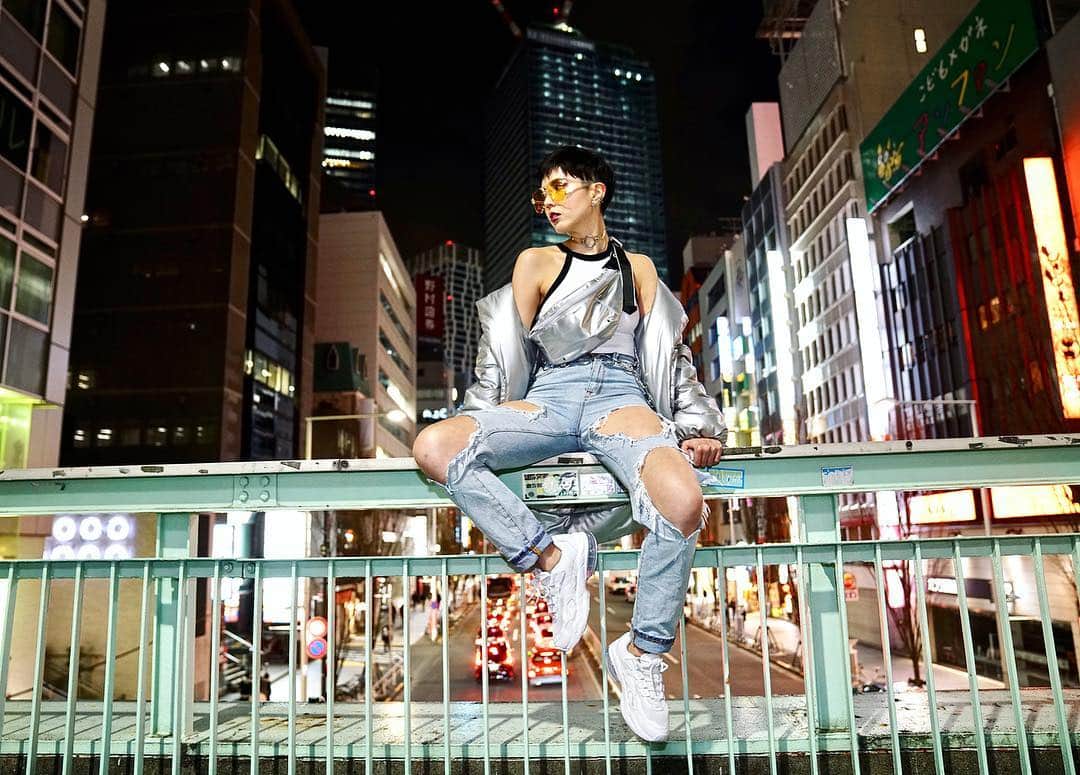 のインスタグラム：「Sometimes you have to stop being scared and go for it. Either it will work out or it won’t. ⠀ That’s life. ⠀ ⠀ 📸 @secret_citywalk ⠀ . . . #wordsofwisdom #qotd #qotd #inspiration #motivation #tokyoblogger #tokyomodel #tokyodj #shibuya #nightlife #streetlife #streetstyld #zara #vidakush #revolveme #puma #whitesneakers #metallic #silver #zerouv #ootd #samanthamariko #photography」