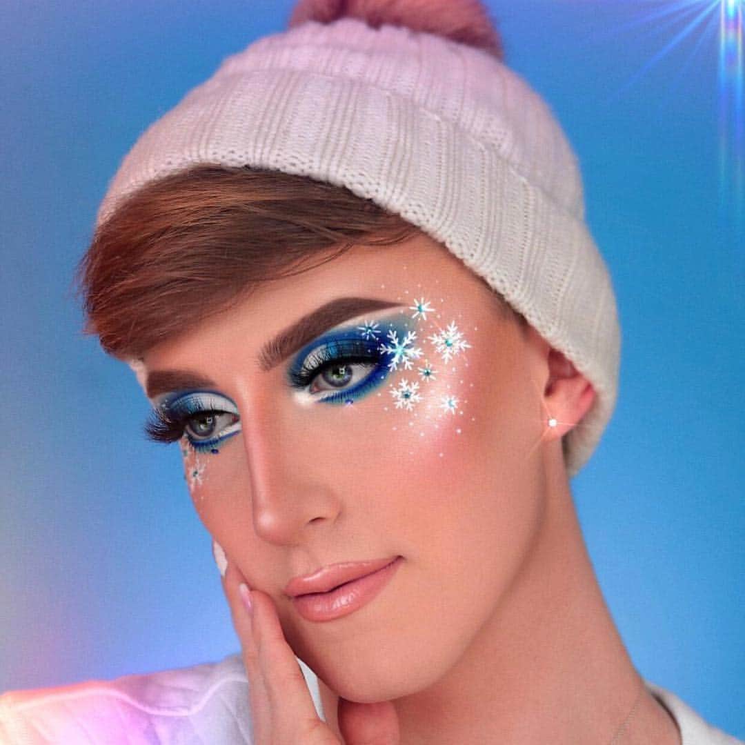 Jeffree Star Cosmeticsさんのインスタグラム写真 - (Jeffree Star CosmeticsInstagram)「FLAKY❄️❄️ This is one type of flaky we approve of 💙💙 @omgitsgare used #velourliquidlipstick shades ‘Drug Lord’ for the snowflakes and ‘Skin Tight’ 💋💋 #jeffreestarcosmetics #snowflakes」3月20日 0時00分 - jeffreestarcosmetics