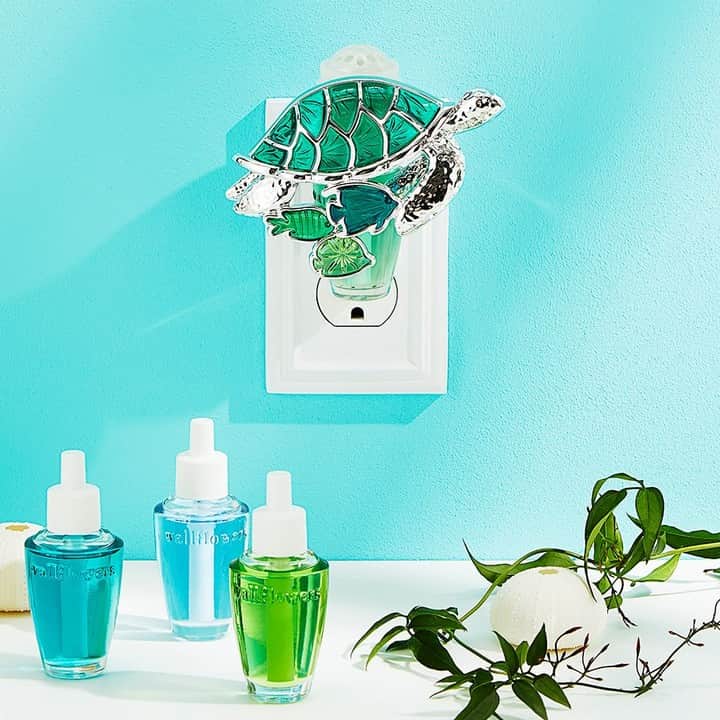 Bath & Body Worksさんのインスタグラム写真 - (Bath & Body WorksInstagram)「In need of some vitamin SEA?! Plug in this exclusive Turtle 🐢 Wallflowers Plug to bring those tropical, beach vibes home!」3月20日 0時00分 - bathandbodyworks