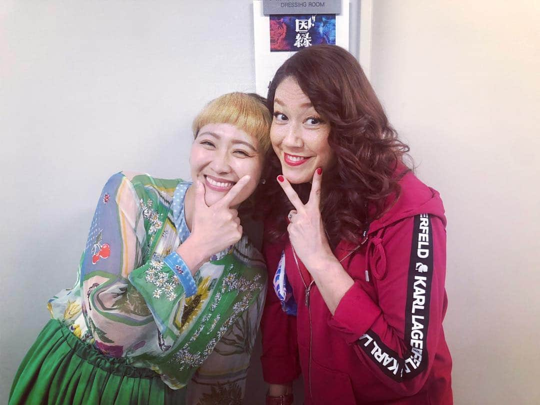 丸山桂里奈さんのインスタグラム写真 - (丸山桂里奈Instagram)「先日、番組収録でLiLiCoさんとご一緒させていただきました♫一度お会いしたときからスーパーフランクで、オトナ女子で太陽から好かれて仕方ないという方で、いつも村上佳菜子ちゃんに南国フルーツ先生と呼んでいますが、もしかしたらはるかに上回る南国フルーツ博士かもしれないというくらい、南国に愛され、太陽に愛されてる方だと思いました🤭🤭🤭 会うたびにパワーをいただき、私は太陽以外にビタミンいただいてませんがLiLiCoさんにはビタミンフルパワーでいただいてます🍓🍇🍉🍑🍎🍏🍅🥥🥥🥥 こうしてご一緒できる幸せを噛み締めて、またお会いできるのを楽しみ頑張りたいと思います。今日もとても楽しいお仕事でした♫また明日も一日全力で頑張りたいと思います🌈🌈🌈🌈🌈 #LiLiCoさん #オトナ女子 #パワーが半端ない #天然記念物かもしれない #人間国宝並みのビタミンの持ち主かもしれない #美しくかっこよい女性 #憧れる #南国フルーツ博士 #村上佳菜子ちゃんの南国先生を遥かに超え #博士号を差し上げます #また明日もよろしくお願いします #いい意味で #インスタバエ」3月20日 0時04分 - karinamaruyama