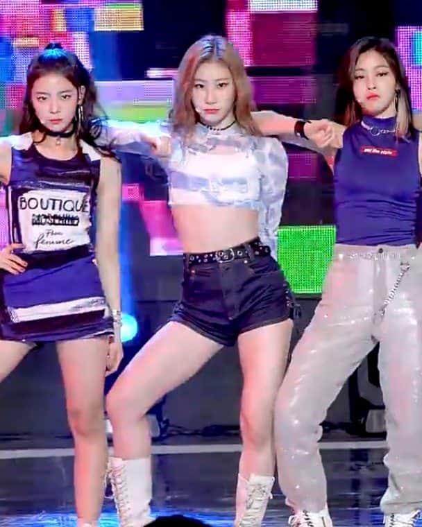 チェリョンのインスタグラム：「➻190319 | MBC Music Core Chaeryeong Focus」