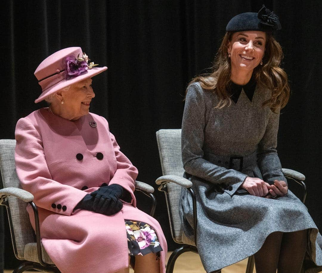 ウィリアム（ケンブリッジ公）さんのインスタグラム写真 - (ウィリアム（ケンブリッジ公）Instagram)「Today The Queen, accompanied by The Duchess of Cambridge, visited King's College London to officially open Bush House, the latest education and learning facilities on the Strand Campus.  The Queen and The Duchess viewed a robotics demonstration — including robotic surgery — and a demo showing how sensors made from textiles can measure useful information about the body.  They also visited King’s virtual trading floor at the Entrepreneurship Institute, which supports entrepreneurial thinking, skills and experiences among Kings’ students, staff and alumni. 📷PA/Royal Communications」3月20日 0時10分 - princeandprincessofwales