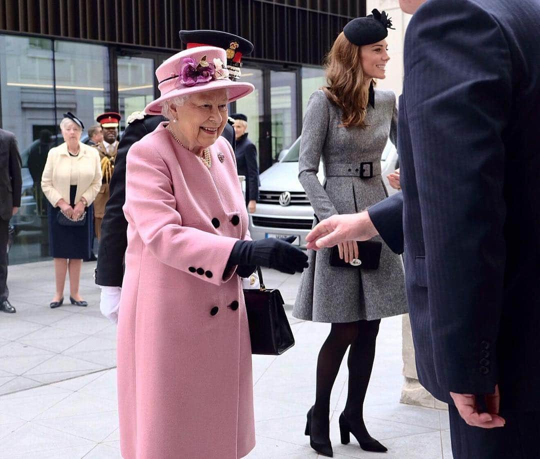 ウィリアム（ケンブリッジ公）さんのインスタグラム写真 - (ウィリアム（ケンブリッジ公）Instagram)「Today The Queen, accompanied by The Duchess of Cambridge, visited King's College London to officially open Bush House, the latest education and learning facilities on the Strand Campus.  The Queen and The Duchess viewed a robotics demonstration — including robotic surgery — and a demo showing how sensors made from textiles can measure useful information about the body.  They also visited King’s virtual trading floor at the Entrepreneurship Institute, which supports entrepreneurial thinking, skills and experiences among Kings’ students, staff and alumni. 📷PA/Royal Communications」3月20日 0時10分 - princeandprincessofwales