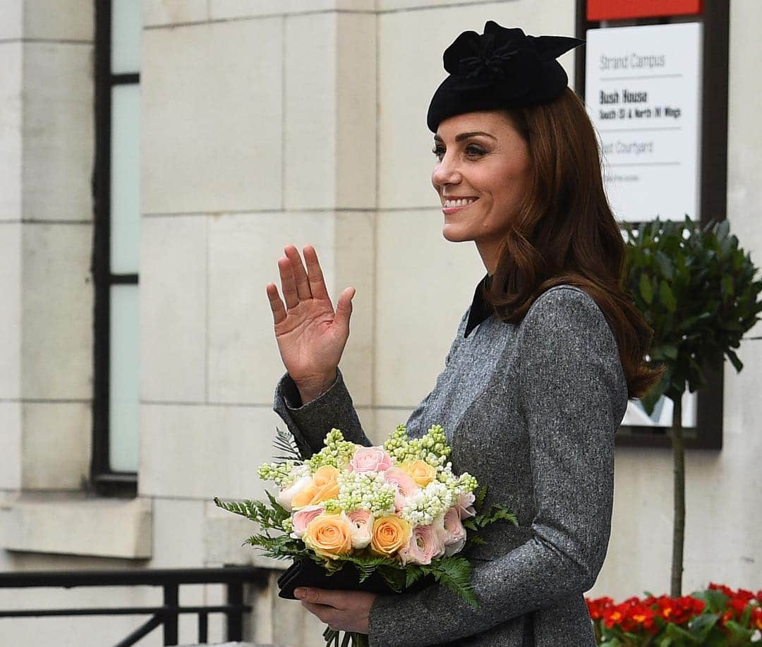 ウィリアム（ケンブリッジ公）さんのインスタグラム写真 - (ウィリアム（ケンブリッジ公）Instagram)「Today The Queen, accompanied by The Duchess of Cambridge, visited King's College London to officially open Bush House, the latest education and learning facilities on the Strand Campus.  The Queen and The Duchess viewed a robotics demonstration — including robotic surgery — and a demo showing how sensors made from textiles can measure useful information about the body.  They also visited King’s virtual trading floor at the Entrepreneurship Institute, which supports entrepreneurial thinking, skills and experiences among Kings’ students, staff and alumni. 📷PA/Royal Communications」3月20日 0時10分 - princeandprincessofwales