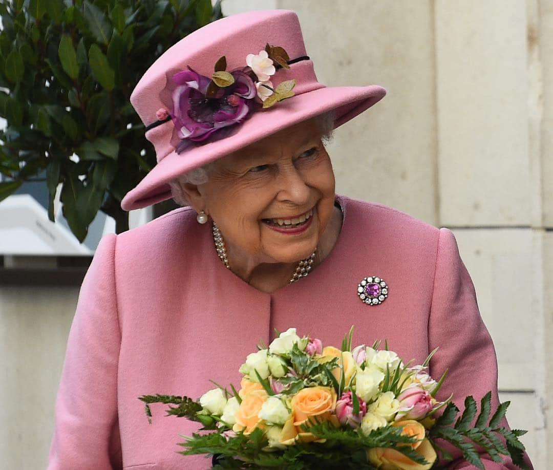 ウィリアム（ケンブリッジ公）さんのインスタグラム写真 - (ウィリアム（ケンブリッジ公）Instagram)「Today The Queen, accompanied by The Duchess of Cambridge, visited King's College London to officially open Bush House, the latest education and learning facilities on the Strand Campus.  The Queen and The Duchess viewed a robotics demonstration — including robotic surgery — and a demo showing how sensors made from textiles can measure useful information about the body.  They also visited King’s virtual trading floor at the Entrepreneurship Institute, which supports entrepreneurial thinking, skills and experiences among Kings’ students, staff and alumni. 📷PA/Royal Communications」3月20日 0時10分 - princeandprincessofwales