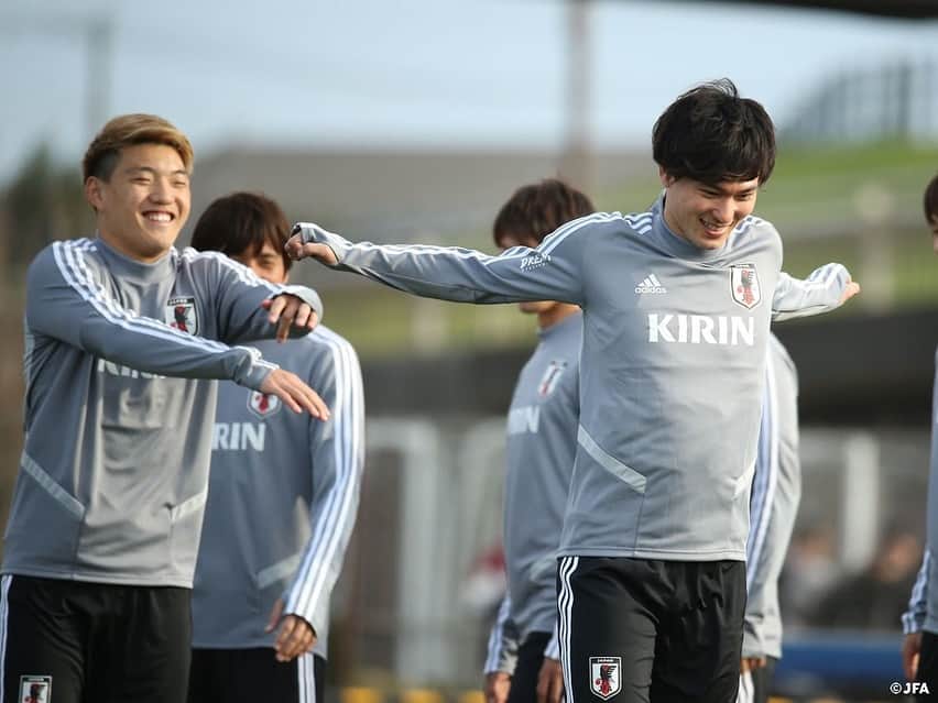 日本サッカー協会さんのインスタグラム写真 - (日本サッカー協会Instagram)「【📸日本代表Team Cam】3月19日(火):横浜でのトレーニング2日目。この日合流した選手たちはランニングやストレッチで軽めの調整。残りのメンバーは22日のコロンビア戦に向けてシュート練習などに取り組みました！ ・ #daihyo #SAMURAIBLUE ―――――――――――――――――― キリンチャレンジカップ2019 🆚コロンビア代表 📅3/22(金)19:20KO 📍神奈川／日産スタジアム 📺日本テレビ系で生中継 ・ キリンチャレンジカップ2019 🆚ボリビア代表 📅3/26(火)19:30KO 📍兵庫／ノエビアスタジアム神戸 📺フジテレビ系列で生中継 ・ 👉大会情報はJFA.jpへ ――――――――――――――――――」3月20日 0時20分 - japanfootballassociation