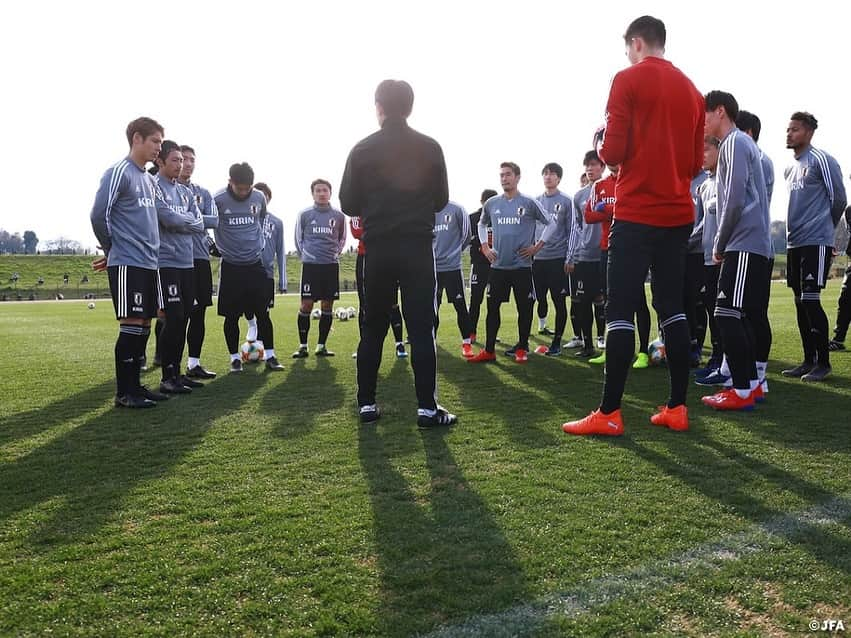 日本サッカー協会さんのインスタグラム写真 - (日本サッカー協会Instagram)「【📸日本代表Team Cam】3月19日(火):横浜でのトレーニング2日目。この日合流した選手たちはランニングやストレッチで軽めの調整。残りのメンバーは22日のコロンビア戦に向けてシュート練習などに取り組みました！ ・ #daihyo #SAMURAIBLUE ―――――――――――――――――― キリンチャレンジカップ2019 🆚コロンビア代表 📅3/22(金)19:20KO 📍神奈川／日産スタジアム 📺日本テレビ系で生中継 ・ キリンチャレンジカップ2019 🆚ボリビア代表 📅3/26(火)19:30KO 📍兵庫／ノエビアスタジアム神戸 📺フジテレビ系列で生中継 ・ 👉大会情報はJFA.jpへ ――――――――――――――――――」3月20日 0時20分 - japanfootballassociation