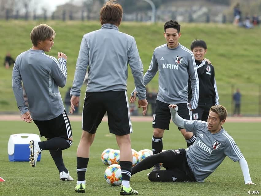 日本サッカー協会さんのインスタグラム写真 - (日本サッカー協会Instagram)「【📸日本代表Team Cam】3月19日(火):横浜でのトレーニング2日目。この日合流した選手たちはランニングやストレッチで軽めの調整。残りのメンバーは22日のコロンビア戦に向けてシュート練習などに取り組みました！ ・ #daihyo #SAMURAIBLUE ―――――――――――――――――― キリンチャレンジカップ2019 🆚コロンビア代表 📅3/22(金)19:20KO 📍神奈川／日産スタジアム 📺日本テレビ系で生中継 ・ キリンチャレンジカップ2019 🆚ボリビア代表 📅3/26(火)19:30KO 📍兵庫／ノエビアスタジアム神戸 📺フジテレビ系列で生中継 ・ 👉大会情報はJFA.jpへ ――――――――――――――――――」3月20日 0時20分 - japanfootballassociation