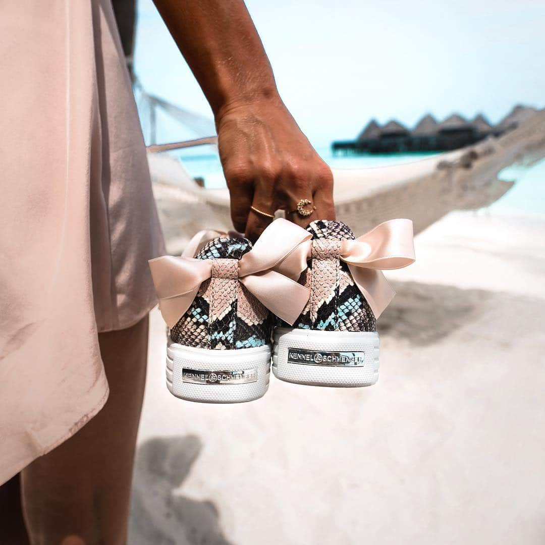 ケンネル&シュメンガーさんのインスタグラム写真 - (ケンネル&シュメンガーInstagram)「beautiful @debiflue with our UP sneakers in paradise. 🌞#kennelundschmenger #debiflue #bows #maledives #beach #sun #paradise #sneakers」3月20日 0時19分 - kennelundschmenger