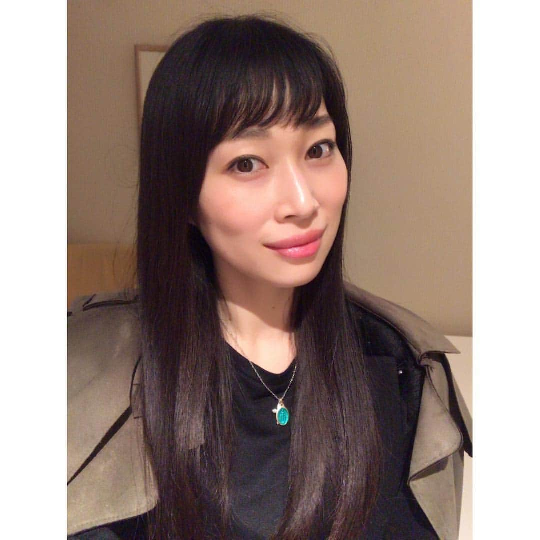 海隼人（有馬佐織）さんのインスタグラム写真 - (海隼人（有馬佐織）Instagram)「以前一度お仕事でヘアメイクをして頂いた @madder6red  さんに 今まで味わったことのない 髪の芯からしっとりサラサラツヤツヤ になるトリートメントを ホットヨガの教えの後、初めてしてもらいました🤗✨✨✨ #oggiottoトリートメント 11種類の美容液成分を髪質に合わせカスタムするオリジナルトリートメントだそうです🌟 縮毛矯正したみたいに私の癖っ毛が落ち着き、めちゃくちゃ嬉しいかぎりでした🙈🧡🧡🧡 茜さんのセンスが光るメンテナンスカットもして頂き、帰りはるんるんでした😆🎵 やっぱり綺麗にしてもらえると嬉しいものですね🌱💚 ありがとうございました😉🙏✨ ・ ・ #美容院#andstories#omotesando  #トリートメント#メンテナンスカット #しっとり#サラサラ#ツヤツヤ#ロングヘア #happy#るんるん#美容#メンテナンス #いつもよりまとまってる#おすすめ #ありがとうございました #カットしたのに長く見えるw #またすぐ行きたくなっちゃうw #動画だと分かりやすいかな #諸事情で服変わってますw #お気になさらず #元宝塚#宝塚og #海隼人」3月20日 0時20分 - saorimahalo