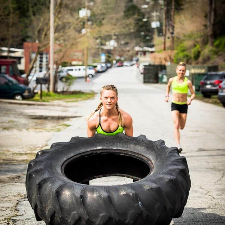 モーガン・キングのインスタグラム：「Goin’ up, on a Tuesday. • • • #tireflips #twinning #weightlifting #marathon #runner #crossfitidentity  #noexcuses #nike #nikewomen #strongwomen #crossfit #vilismoothie 📷: @fitpeopleofatlanta」