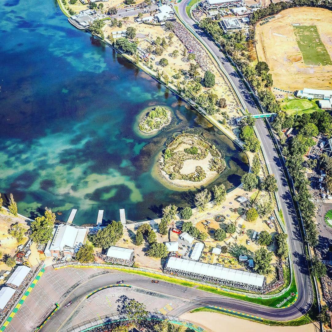 F1さんのインスタグラム写真 - (F1Instagram)「Albert Park from the sky on race day 👀😮😍🇦🇺 .  #F1 #Formula1 #AusGP #Australia #Melbourne #AlbertPark #HeliCam」3月20日 0時32分 - f1