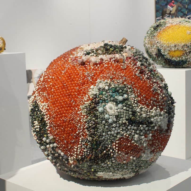 Design Milkさんのインスタグラム写真 - (Design MilkInstagram)「@thetwopercent checked out this year’s #ArmoryArtFairWeek and found seven incredible artworks, including @katieryankatieryan’s moldy fruit #sculptures created entirely from precious stones. 🍎 See more from the #artfair on designmilk.com!」3月20日 0時26分 - designmilk