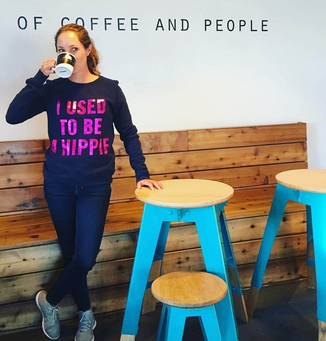 アレハンドラ・ジャネサのインスタグラム：「Now I’m just trying to find my way back to it 😜✌️💜#iusedtobeahippie #☮️」