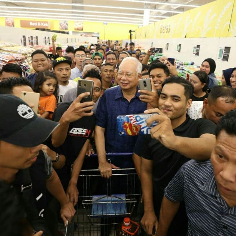 ナジブ・ラザクさんのインスタグラム写真 - (ナジブ・ラザクInstagram)「Satu-satu. Nak selfie no problem.  Tapi Tesco Senawang memang selalu sesak ramai macam ini ke?  Saya datang jalan-jalan cari minyak masak, beli telur.  Tak sangka pula ramai beli barang sekali.」3月20日 0時36分 - najib_razak