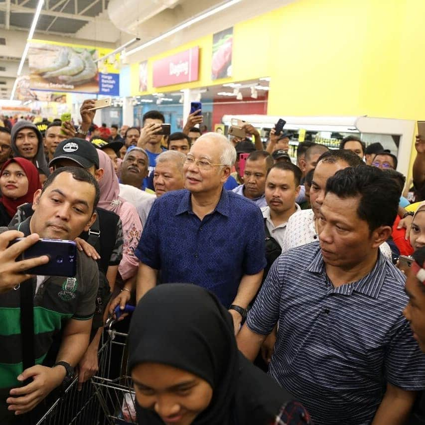 ナジブ・ラザクさんのインスタグラム写真 - (ナジブ・ラザクInstagram)「Satu-satu. Nak selfie no problem.  Tapi Tesco Senawang memang selalu sesak ramai macam ini ke?  Saya datang jalan-jalan cari minyak masak, beli telur.  Tak sangka pula ramai beli barang sekali.」3月20日 0時36分 - najib_razak