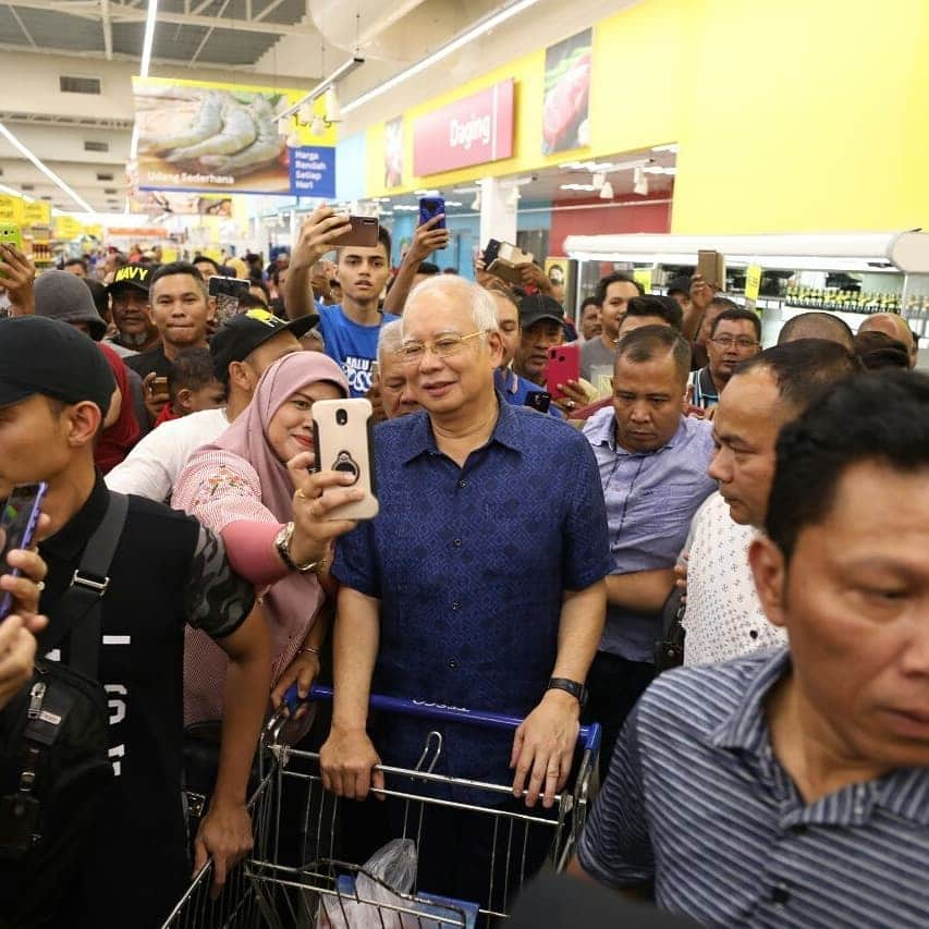 ナジブ・ラザクさんのインスタグラム写真 - (ナジブ・ラザクInstagram)「Satu-satu. Nak selfie no problem.  Tapi Tesco Senawang memang selalu sesak ramai macam ini ke?  Saya datang jalan-jalan cari minyak masak, beli telur.  Tak sangka pula ramai beli barang sekali.」3月20日 0時36分 - najib_razak