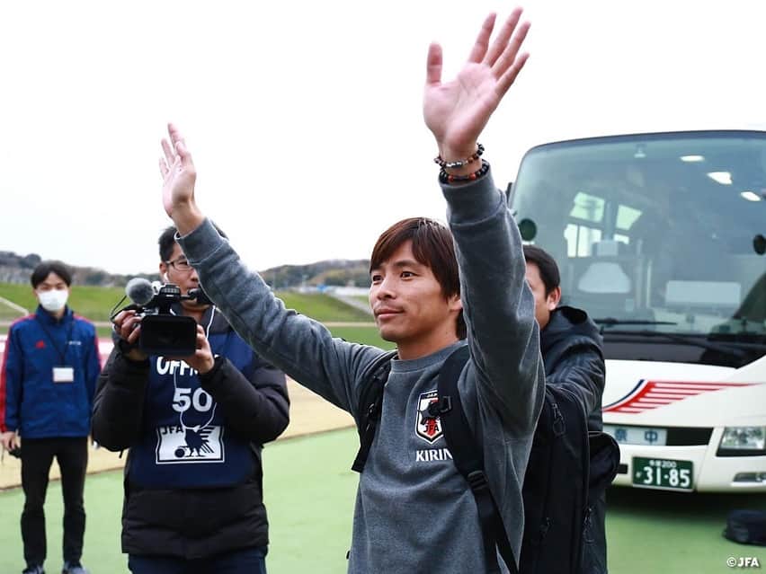 日本サッカー協会さんのインスタグラム写真 - (日本サッカー協会Instagram)「【📸日本代表Team Cam】3月19日(火):一般公開で行われたこの日は、多くのファン・サポーターに見守られながらのトレーニングとなりました。トレーニング後、選手たちはサインなどを行いその声援に応えました。 ・ トレーニングの一般公開にお越しいただいた皆さん、ありがとうございます！ ・ #daihyo #SAMURAIBLUE ―――――――――――――――――― キリンチャレンジカップ2019 🆚コロンビア代表 📅3/22(金)19:20KO 📍神奈川／日産スタジアム 📺日本テレビ系で生中継 ・ キリンチャレンジカップ2019 🆚ボリビア代表 📅3/26(火)19:30KO 📍兵庫／ノエビアスタジアム神戸 📺フジテレビ系列で生中継 ・ 👉大会情報はJFA.jpへ ――――――――――――――――――」3月20日 0時40分 - japanfootballassociation