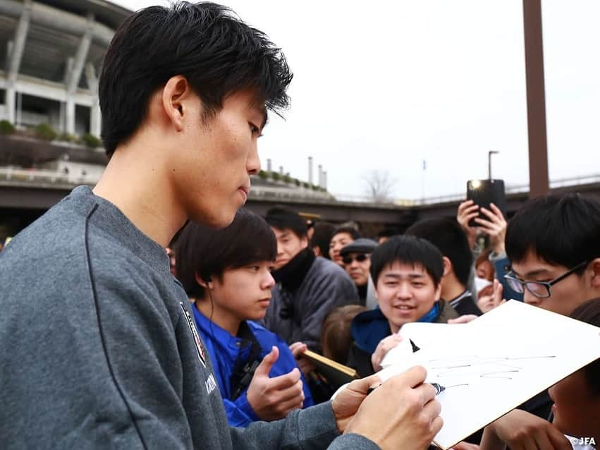 日本サッカー協会さんのインスタグラム写真 - (日本サッカー協会Instagram)「【📸日本代表Team Cam】3月19日(火):一般公開で行われたこの日は、多くのファン・サポーターに見守られながらのトレーニングとなりました。トレーニング後、選手たちはサインなどを行いその声援に応えました。 ・ トレーニングの一般公開にお越しいただいた皆さん、ありがとうございます！ ・ #daihyo #SAMURAIBLUE ―――――――――――――――――― キリンチャレンジカップ2019 🆚コロンビア代表 📅3/22(金)19:20KO 📍神奈川／日産スタジアム 📺日本テレビ系で生中継 ・ キリンチャレンジカップ2019 🆚ボリビア代表 📅3/26(火)19:30KO 📍兵庫／ノエビアスタジアム神戸 📺フジテレビ系列で生中継 ・ 👉大会情報はJFA.jpへ ――――――――――――――――――」3月20日 0時40分 - japanfootballassociation