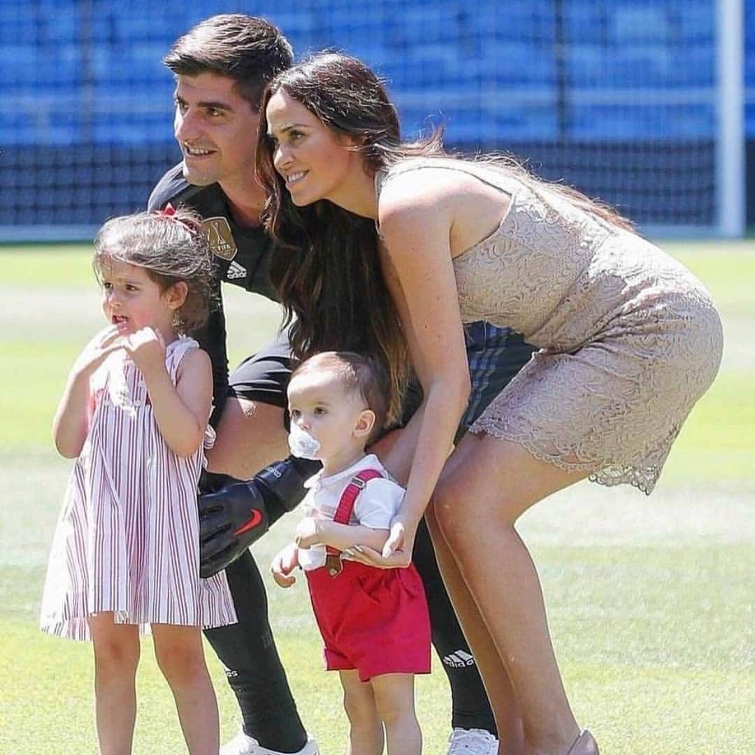 ティボ・クルトゥワのインスタグラム：「En un día especial como es hoy, el Día del Padre, me siento muy afortunado por la familia que tengo y quiero dar las gracias a Marta, la mujer que me ha hecho padre, por ser una madre excelente con nuestros pequeños y haber sido una pareja cuyo amor por mí siempre fue sincero y desinteresado. Feliz día a todos los padres!」