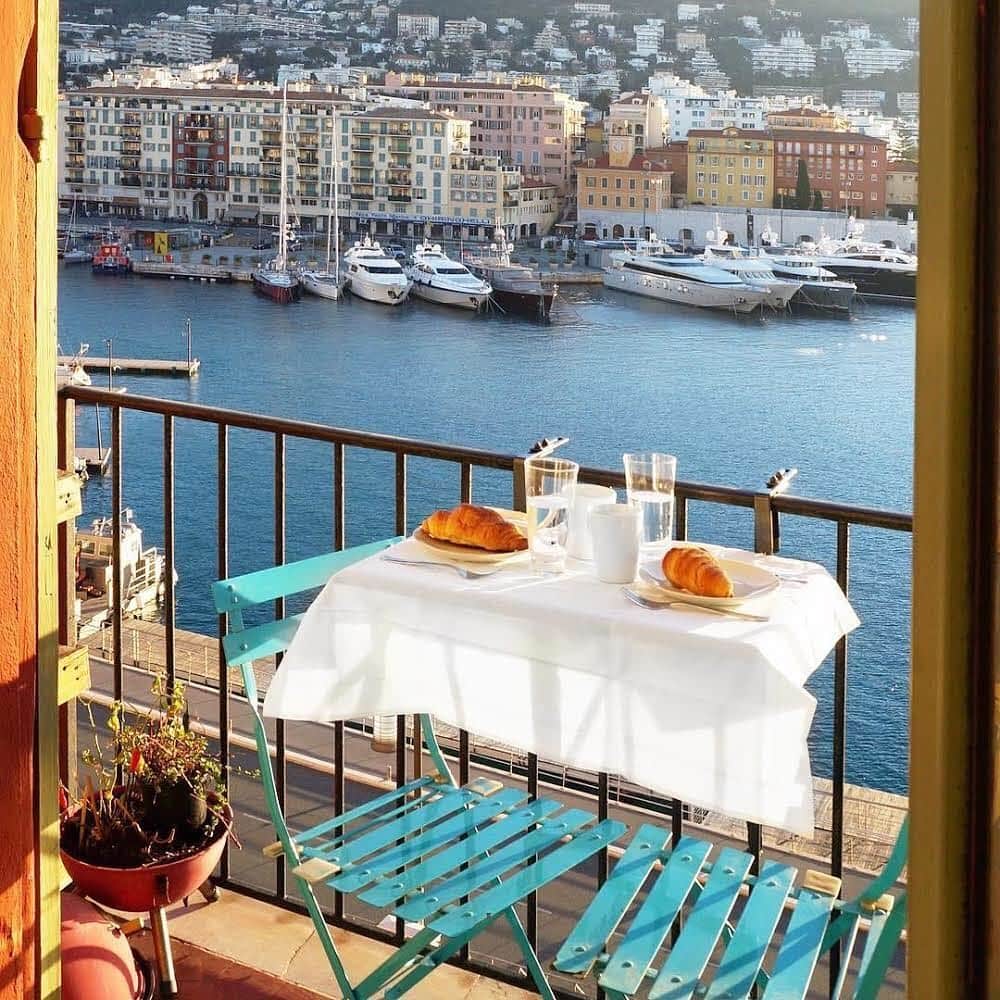 Airbnbさんのインスタグラム写真 - (AirbnbInstagram)「When you get envious looks from people on passing yachts, you’ve probably found a decent spot. Superhost Nick’s sunny flat will make you want to linger over breakfast as long as possible. Once you’re ready, stroll the promenade to Castel Beach or wander the Quai Lunel in search of the ultimate bouillabaisse (start with Le Bistrot du Port). ⁣ ⁣ Photo: @nickbeyeler」3月20日 0時45分 - airbnb