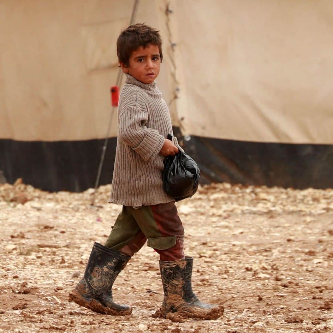 unicefさんのインスタグラム写真 - (unicefInstagram)「Salem, 6, wears his older brother’s rain boots as he walks through a camp in #Syria. He is just one of over 8 million Syrian children in need of humanitarian assistance.  #ChildrenUnderAttack © UNICEF/UN0276568/Souleiman」3月20日 0時45分 - unicef