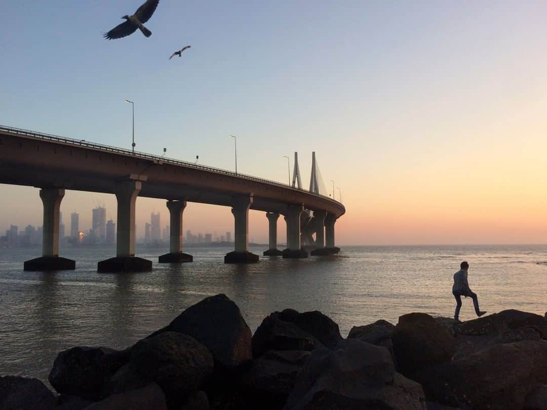 National Geographic Travelさんのインスタグラム写真 - (National Geographic TravelInstagram)「Photo by @gabrielegalimbertiphoto | Sunset light in Mumbai, India - The Bandra–Worli Sea Link is the main bridge of the city. It links the Western Suburbs to Nariman Point in Mumbai's main business district. The sea-link reduces travel time between Bandra and Worli during peak hours from 60–90 minutes to 10 minutes - Picture taken from the Bandstand Fort #mumbai #india #sunset #sealink #bridge #traffic」3月20日 0時58分 - natgeotravel