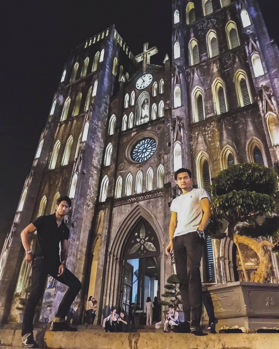 のインスタグラム：「We are here🇻🇳 この地で、この2人、考え深い。  #Vietnam #Hanoi #this #is #not #miracle #its #all #effort #challenge #お互い #違う道を #歩んできたが #目指す #志は同じ #人生で交差する #面白くなってきた」