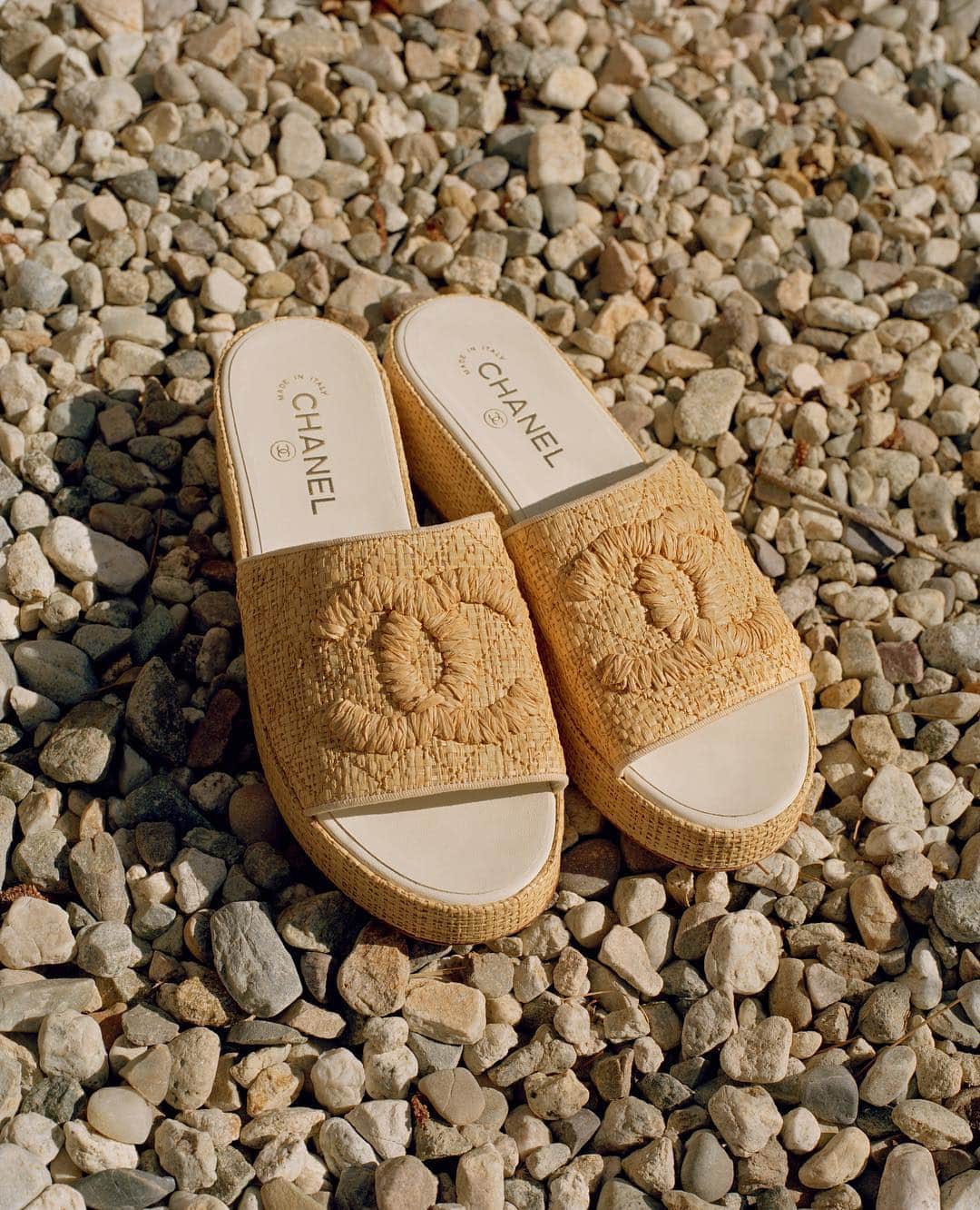 barneysnyofficialさんのインスタグラム写真 - (barneysnyofficialInstagram)「We’re at our desks daydreaming of a summertime getaway, wearing these @chanelofficial platform sandals. Double tap if you’re ready for vacation and shop these summer sandals in-store now!  Photographed by: @clarazara」3月20日 0時52分 - barneysny