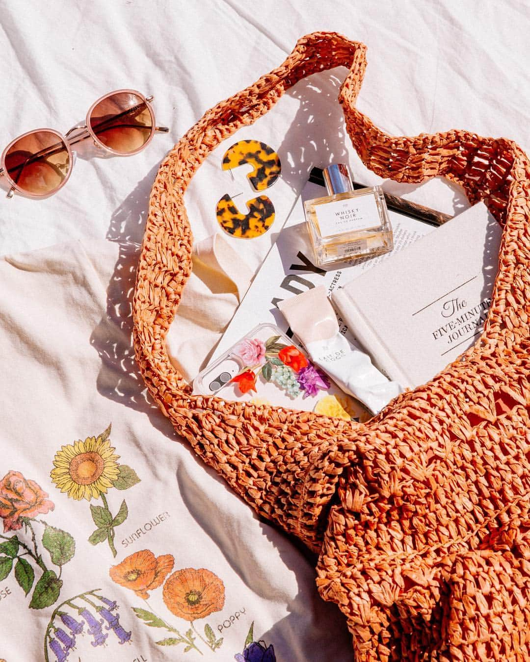 Urban Outfittersさんのインスタグラム写真 - (Urban OutfittersInstagram)「Beach-ready bags even if it's not quiteeee a beach day yet. #UOonYou」3月20日 0時53分 - urbanoutfitters