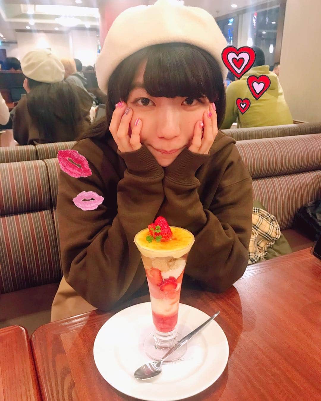 ぱいぱいでか美のインスタグラム：「ロイホのパフェ好きすぎるんだな〜 あと100回食べたい ꙳ #ロイヤルホスト #パフェ #苺のブリュレパフェ ꙳ 初めて食べた瞬間にハマって 期間限定みたいだからできる限り食べに行こうと思ってて 今のとこ４回食べてるよ！ でもあと100回くらいは食べたいです。 今日のイベントはロイホのパフェの話を5分、掃除が嫌で嫌で仕方ないけど私は悪くないんですという話を30分くらいしました。 どんなイベントだよ。」
