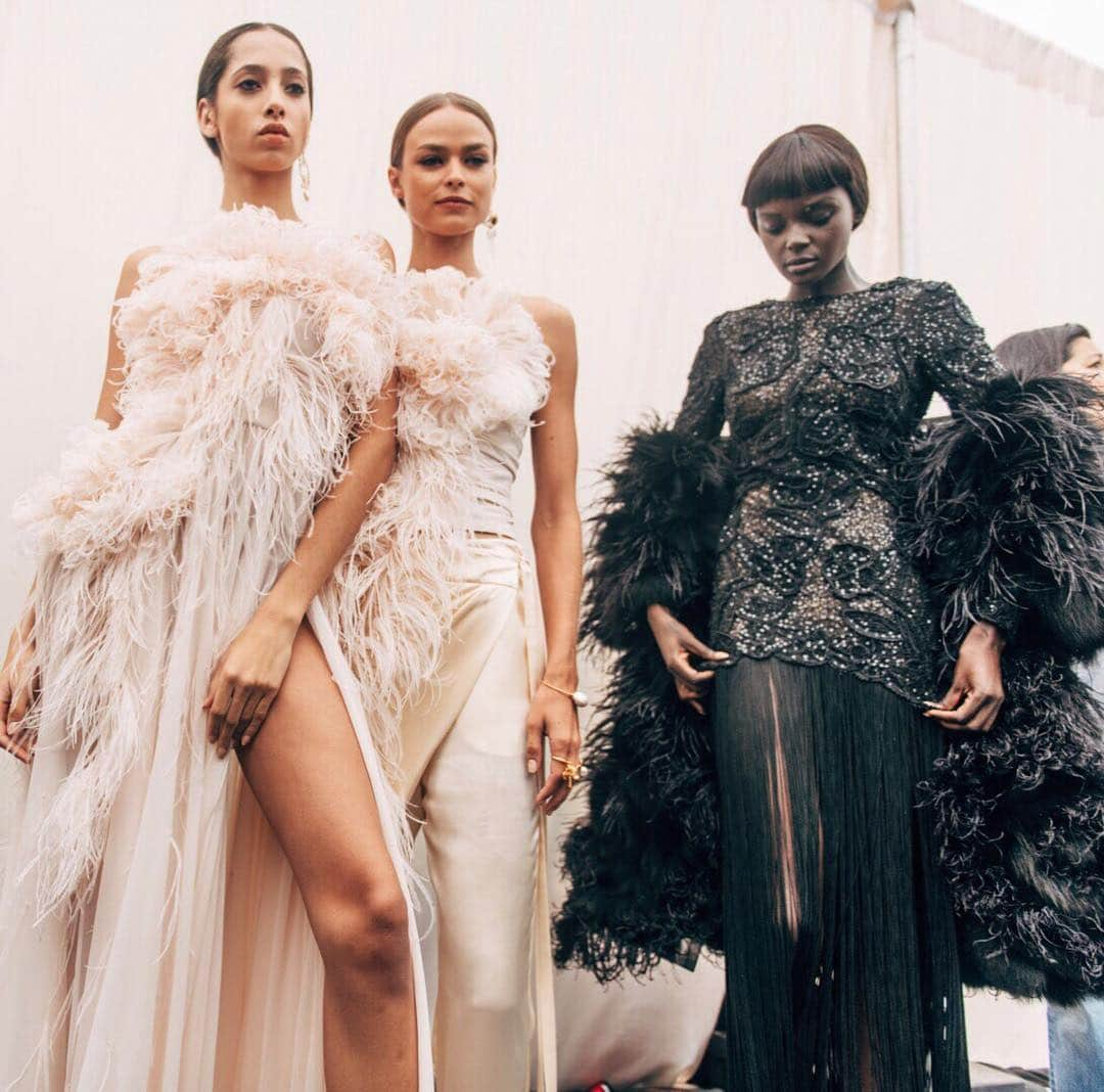 オスカーデラレンタさんのインスタグラム写真 - (オスカーデラレンタInstagram)「Birds of a feather. Turn heads in fringed and feathered frocks from our #odlrspring2019 collection. Checkout here on Instagram by tapping the image.」3月20日 1時00分 - oscardelarenta