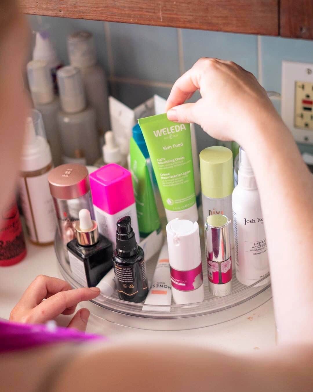 Weledaのインスタグラム：「Skin Food Light offers instant hydration to the face and body! It’s the perfect compliment to our classic Skin Food Original! Leave a 💚 if you have this in your skincare routine! 📸: @whatsavvysaid」