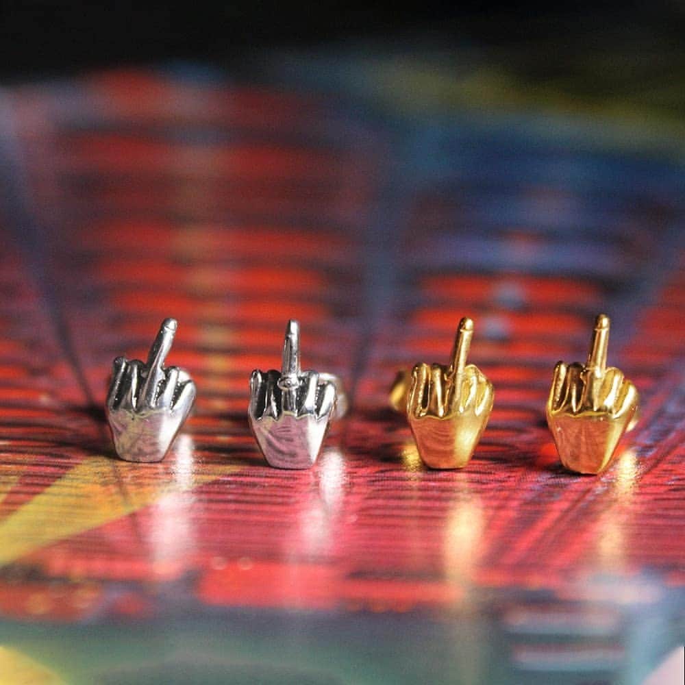 ハンチョロさんのインスタグラム写真 - (ハンチョロInstagram)「Middle fingers up」3月20日 1時05分 - hancholodesigns