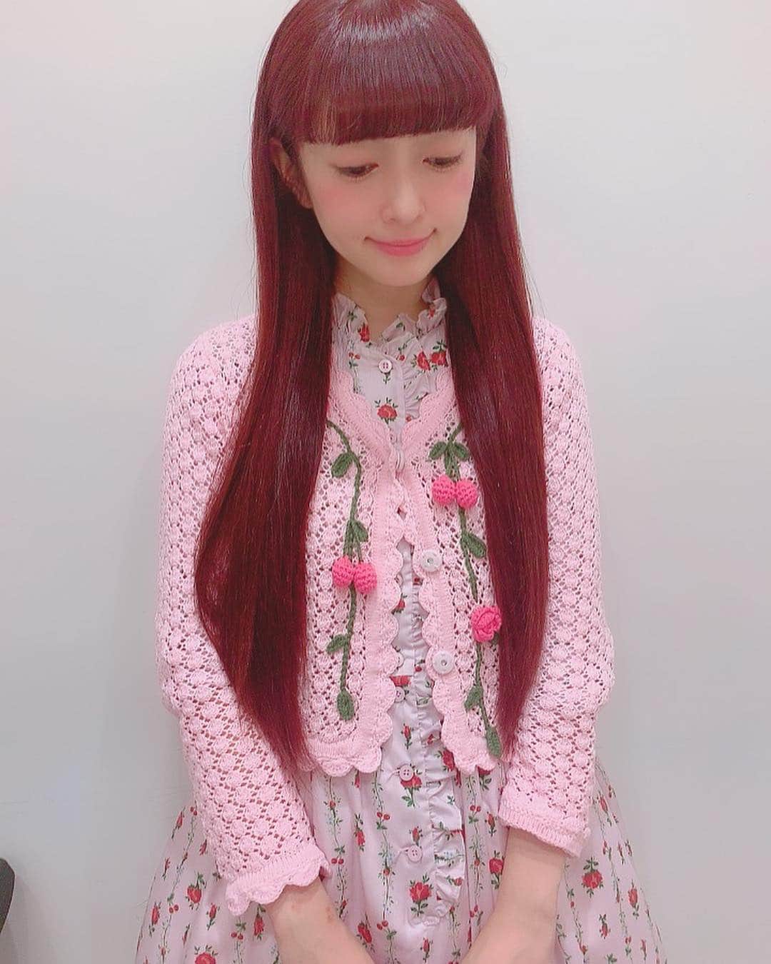 青木美沙子さんのインスタグラム写真 - (青木美沙子Instagram)「月1ヘアメンテしてきました💓 ストロベリーショコラカラー復活❣️いつも担当の珠実さんありがとうございます😊 ましこさんにヘッドスパもしてもらい髪の毛ツルツルうるうるになりました💓 #ヘアメンテ #気になる方はタグから飛んでね  #ストロベリーショコラカラー🍓 #スーパーロング #美髪」3月20日 1時11分 - misakoaoki