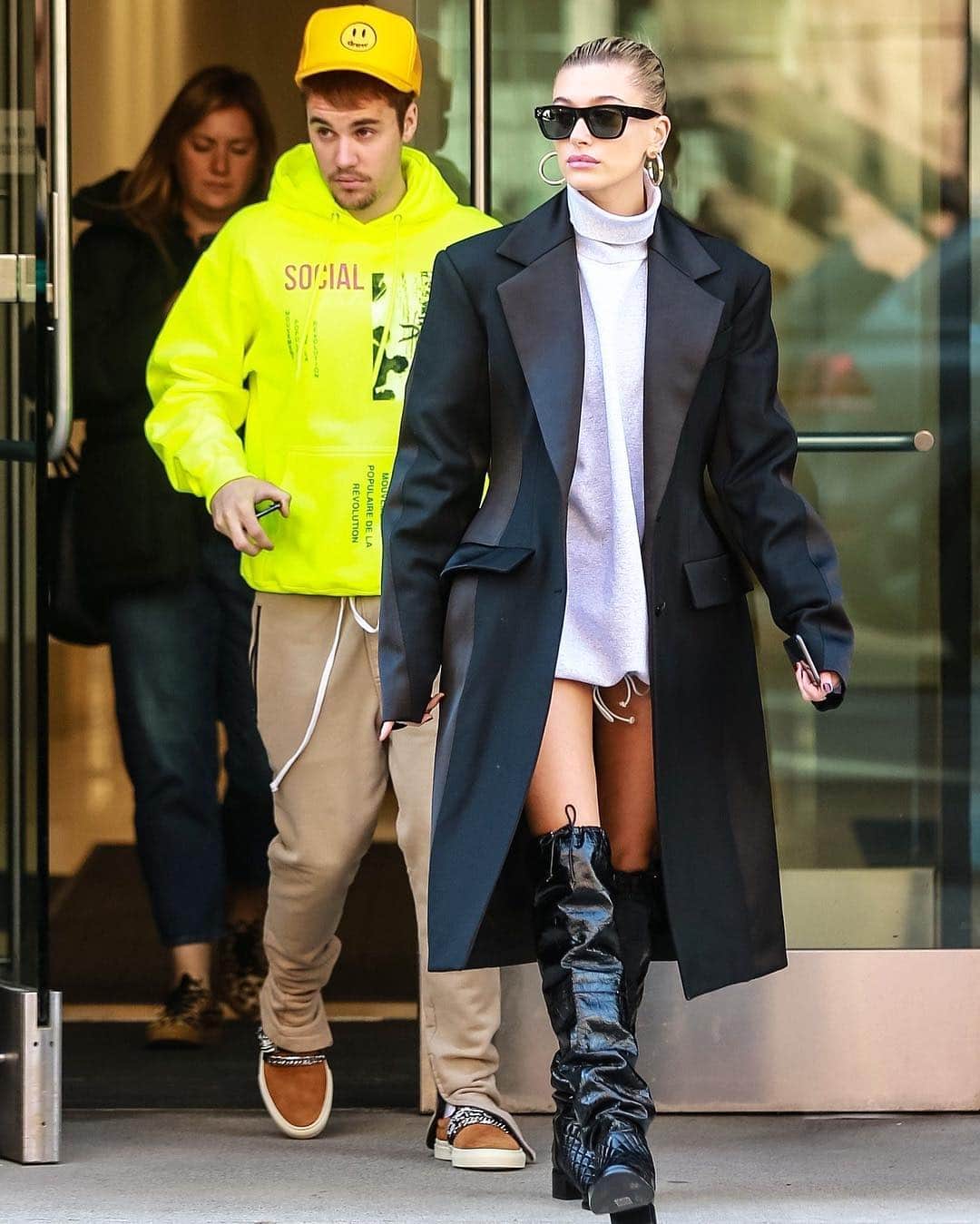 WHO WHAT WEARさんのインスタグラム写真 - (WHO WHAT WEARInstagram)「Slouchy boots, statement sneaks—it's clear which shoe trends are the celeb favorites of 2019. Tap the link in bio for 7 of the coolest shoe trends to try this year. photo: getty images」3月20日 1時16分 - whowhatwear