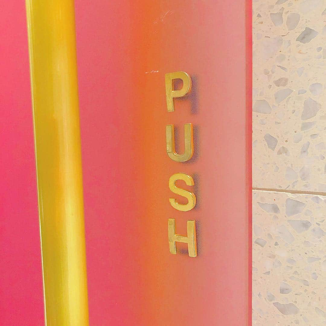 太田りこさんのインスタグラム写真 - (太田りこInstagram)「SMenterのWcのpush トキメキポイント人とズレてる . #push #smentertainment #smtown #korea #wc #door #cute #pink #🦋」3月20日 1時10分 - porico0617