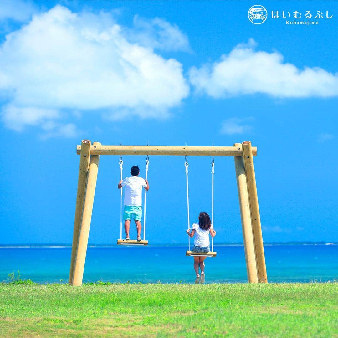 HAIMURUBUSHI はいむるぶしさんのインスタグラム写真 - (HAIMURUBUSHI はいむるぶしInstagram)「小浜島の「はいむるぶしビーチ」にある「海のブランコ」。青い海を眺めながら、海風を感じながら、ユラ、ゆら、揺ら…  #沖縄 #八重山諸島 #小浜島 #ビーチ #ブランコ #はいむるぶし #japan #okinawa #yaeyamaislands #kohamaisland #beach #swing #resort #hotel #haimurubushi @minefuyu_yamashita」3月20日 1時11分 - haimurubushi_resorts