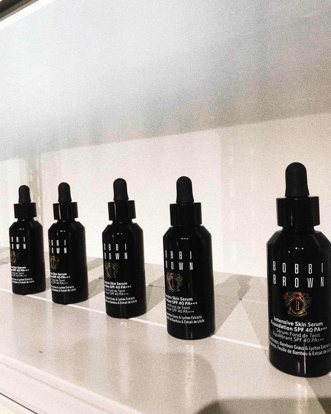 上原歩さんのインスタグラム写真 - (上原歩Instagram)「BOBBI BROWN インテンシブ スキン セラム ファンデーション4周年記念パーティーへ♥︎ @bobbibrownjapan 美容液成分たっぷりのファンデーションで塗ってる感がなく素肌のように軽いインテンシブ スキン セラム。 SPF40で紫外線からもしっかり守ってくれ、13色とカラーバリエーションも豊富なので自分にぴったりの色が見つかります☺︎ 私はベージュの3番♥︎ ・ #love #bobbibrown #happy #life #instagood #pr #cosmetics #美容液ファンデ #ボビイブラウン」3月20日 1時20分 - ayumiuehara