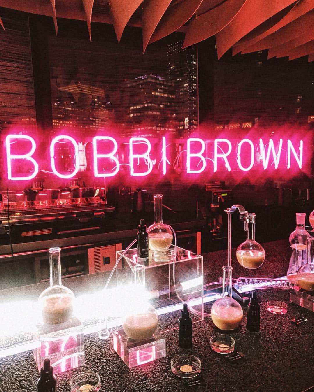 上原歩さんのインスタグラム写真 - (上原歩Instagram)「BOBBI BROWN インテンシブ スキン セラム ファンデーション4周年記念パーティーへ♥︎ @bobbibrownjapan 美容液成分たっぷりのファンデーションで塗ってる感がなく素肌のように軽いインテンシブ スキン セラム。 SPF40で紫外線からもしっかり守ってくれ、13色とカラーバリエーションも豊富なので自分にぴったりの色が見つかります☺︎ 私はベージュの3番♥︎ ・ #love #bobbibrown #happy #life #instagood #pr #cosmetics #美容液ファンデ #ボビイブラウン」3月20日 1時20分 - ayumiuehara