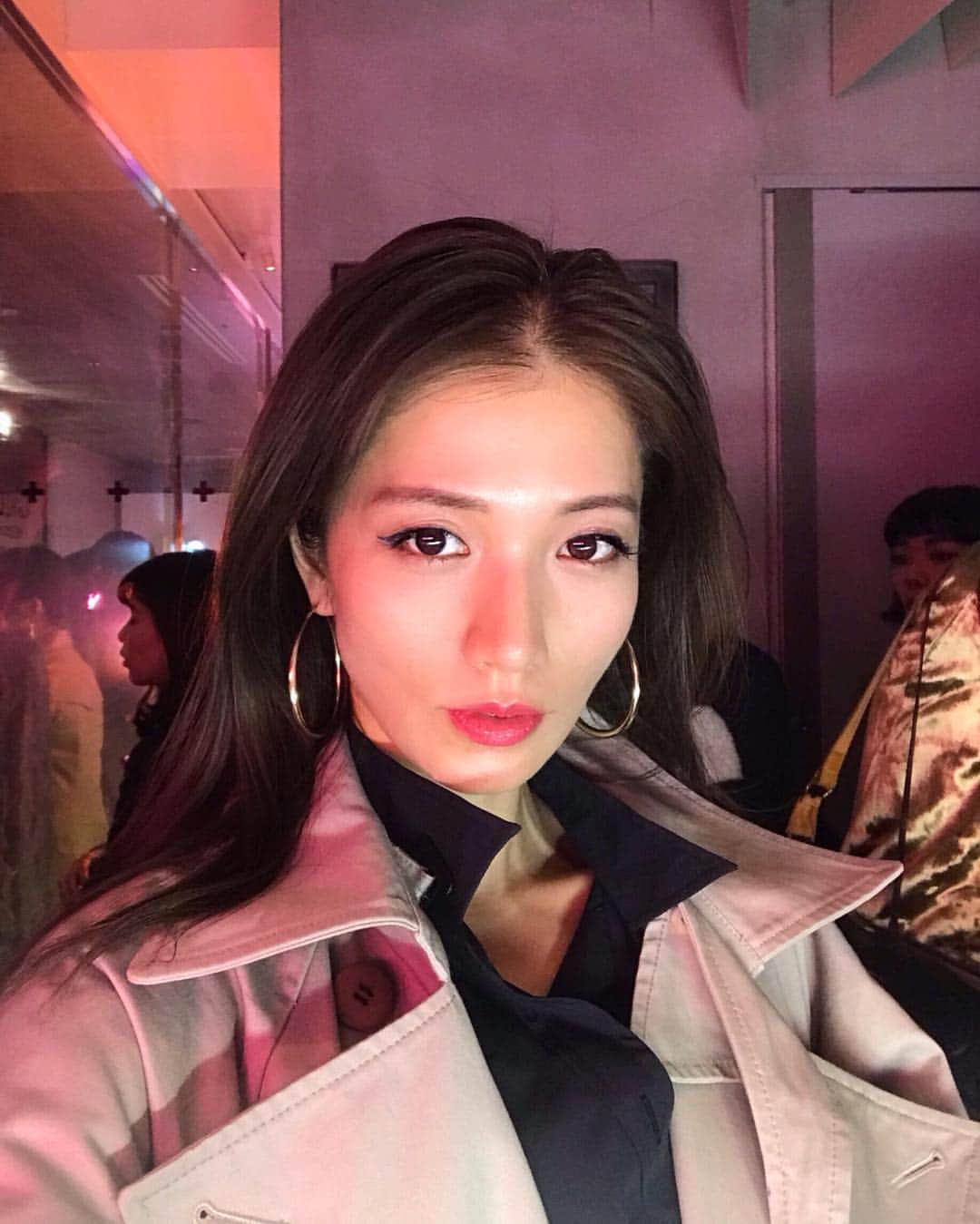 のインスタグラム：「BOBBI BROWN インテンシブ スキン セラム ファンデーション4周年記念パーティーへ♥︎ @bobbibrownjapan 美容液成分たっぷりのファンデーションで塗ってる感がなく素肌のように軽いインテンシブ スキン セラム。 SPF40で紫外線からもしっかり守ってくれ、13色とカラーバリエーションも豊富なので自分にぴったりの色が見つかります☺︎ 私はベージュの3番♥︎ ・ #love #bobbibrown #happy #life #instagood #pr #cosmetics #美容液ファンデ #ボビイブラウン」